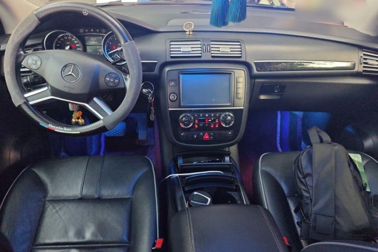 Used Mercedes-Benz R-Class 2014 R 320 4MATIC Luxury Model Center Console