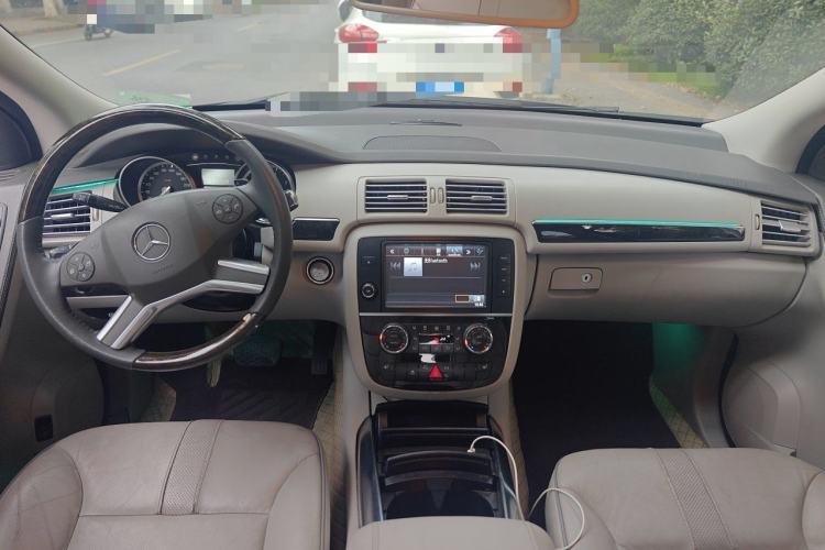 Used Mercedes-Benz R-Class 2014 R 400 4MATIC Luxury Model Center Console