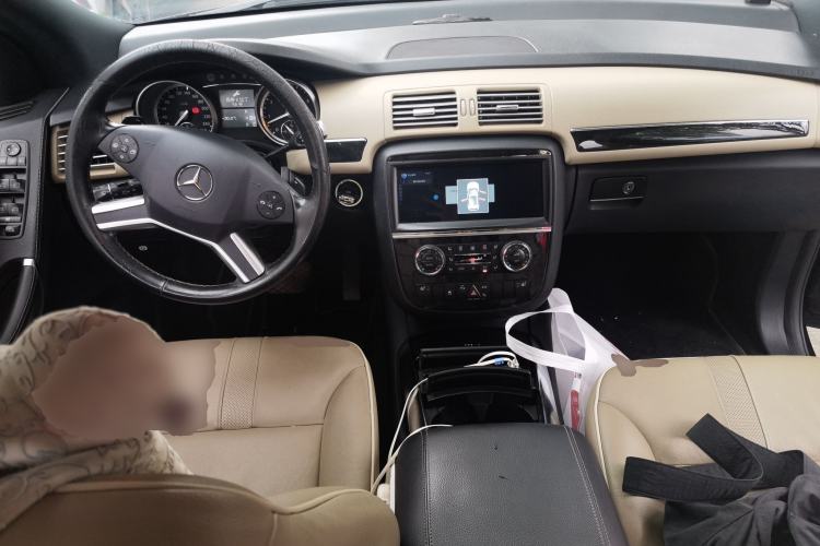 Used Mercedes-Benz R-Class 2014 R 320 4MATIC Luxury Model Center Console