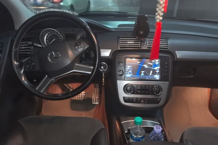 Used Mercedes-Benz R-Class 2014 R 320 4MATIC Luxury Model Center Console