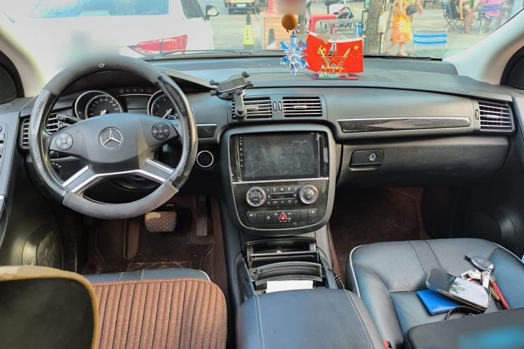 Used Mercedes-Benz R-Class 2014 R 320 4MATIC Luxury Model Center Console