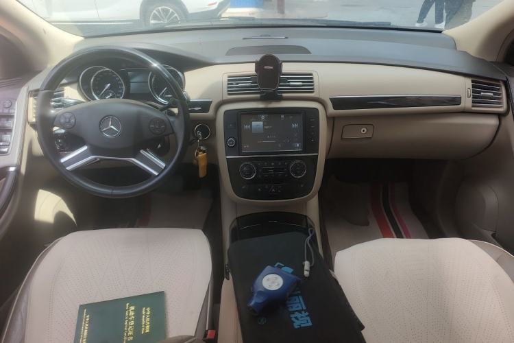 Used Mercedes-Benz R-Class 2014 R 320 4MATIC Luxury Model Center Console