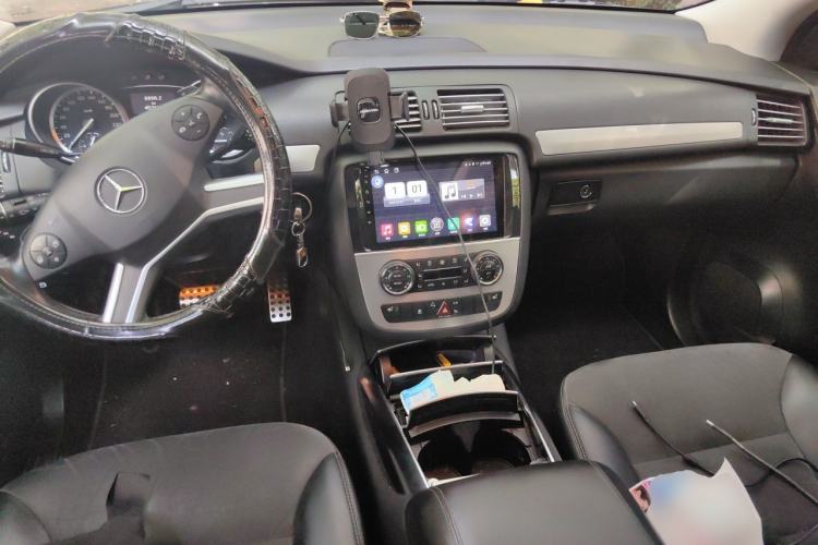 Used Mercedes-Benz R-Class 2014 R 320 4MATIC Luxury Model Center Console