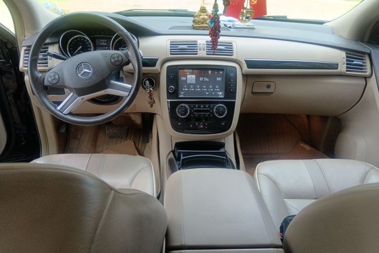 Used Mercedes-Benz R-Class 2014 R 320 4MATIC Luxury Model Center Console