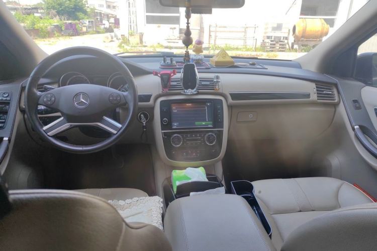 Used Mercedes-Benz R-Class 2014 R 320 4MATIC Luxury Model Center Console