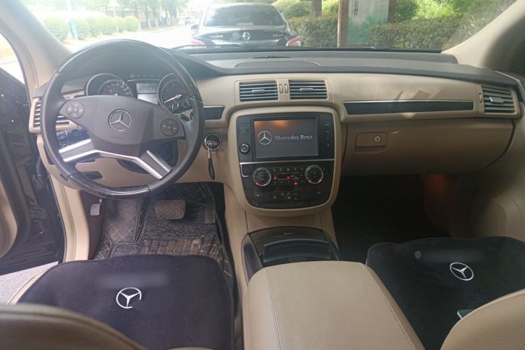 Used Mercedes-Benz R-Class 2014 R 320 4MATIC Luxury Model Center Console
