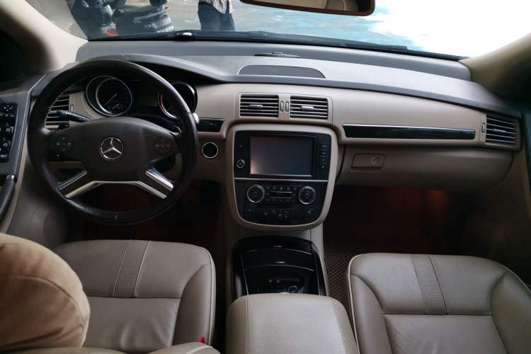 Used Mercedes-Benz R-Class 2014 R 320 4MATIC Luxury Model Center Console