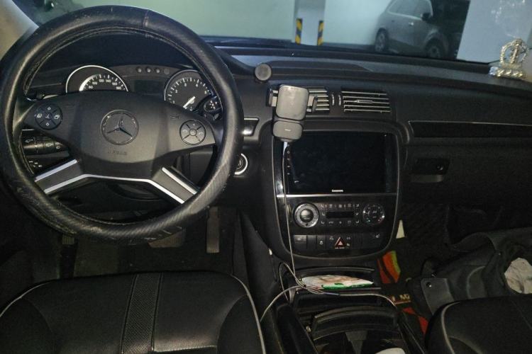 Used Mercedes-Benz R-Class 2014 R 400 4MATIC Business Model Center Console