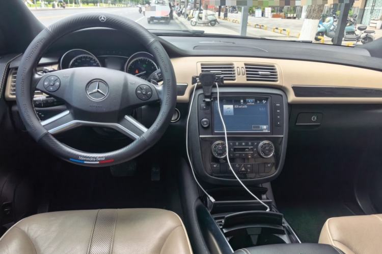 Used Mercedes-Benz R-Class 2014 R 400 4MATIC Luxury Model Center Console