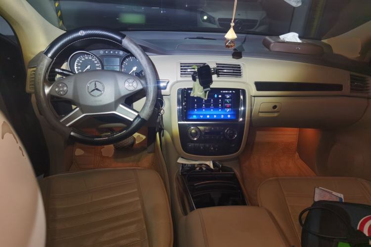 Used Mercedes-Benz R-Class 2014 R 320 4MATIC Luxury Model Center Console