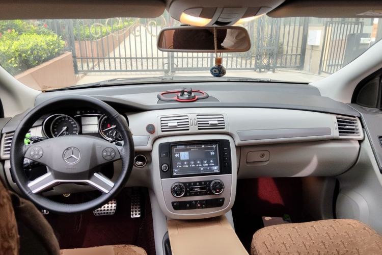 Used Mercedes-Benz R-Class 2014 R 320 4MATIC Luxury Model Center Console