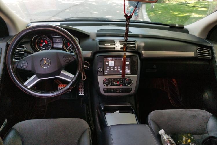 Used Mercedes-Benz R-Class 2014 R 320 4MATIC Luxury Model Center Console