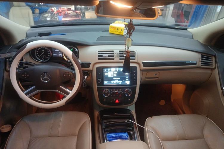 Used Mercedes-Benz R-Class 2014 R 320 4MATIC Luxury Model Center Console