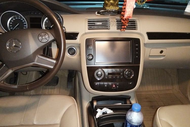 Used Mercedes-Benz R-Class 2014 R 320 4MATIC Luxury Model Center Console