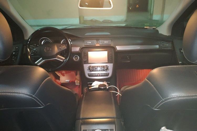 Used Mercedes-Benz R-Class 2014 R 320 4MATIC Luxury Model Center Console
