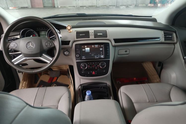 Used Mercedes-Benz R-Class 2014 R 400 4MATIC Luxury Model Center Console