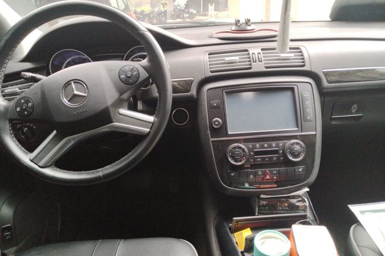 Used Mercedes-Benz R-Class 2014 R 400 4MATIC Business Model Center Console