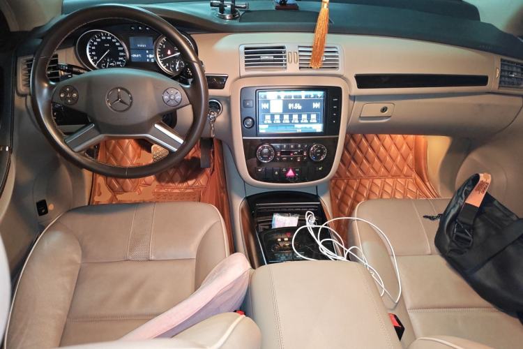 Used Mercedes-Benz R-Class 2014 R 400 4MATIC Business Model Center Console