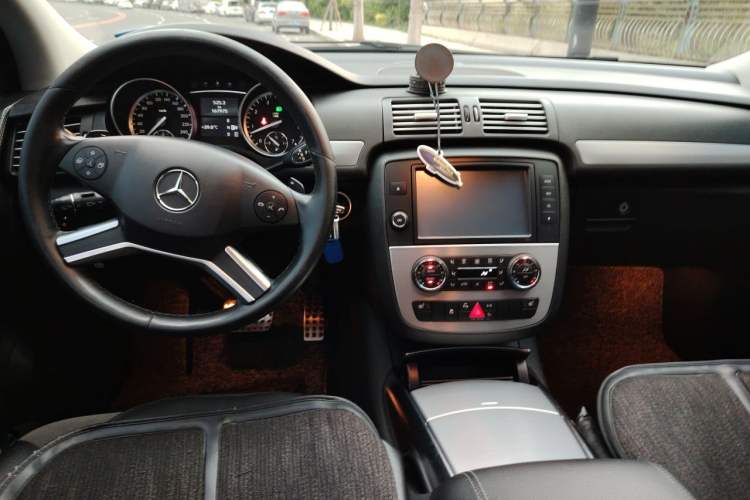 Used Mercedes-Benz R-Class 2014 R 320 4MATIC Business Model Center Console