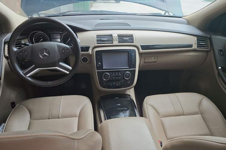 Used Mercedes-Benz R-Class 2014 R 400 4MATIC Business Model Center Console