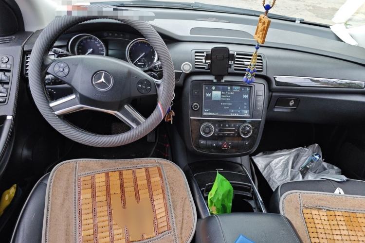 Used Mercedes-Benz R-Class 2014 R 320 4MATIC Luxury Model Center Console
