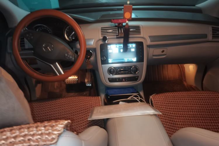Used Mercedes-Benz R-Class 2014 R 320 4MATIC Business Model Center Console