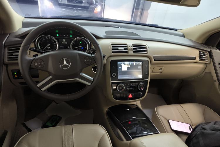 Used Mercedes-Benz R-Class 2014 R 320 4MATIC Luxury Model Center Console
