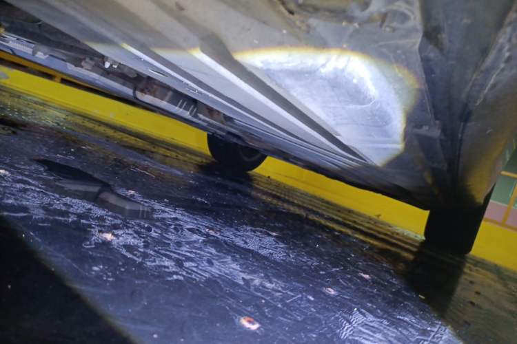 Used Mercedes-Benz R-Class 2014 R 400 4MATIC Business Model Chassis Front Left
