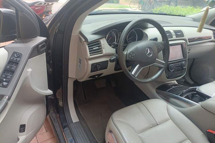 Used Mercedes-Benz R-Class 2014 R 400 4MATIC Business Model Driver Seat