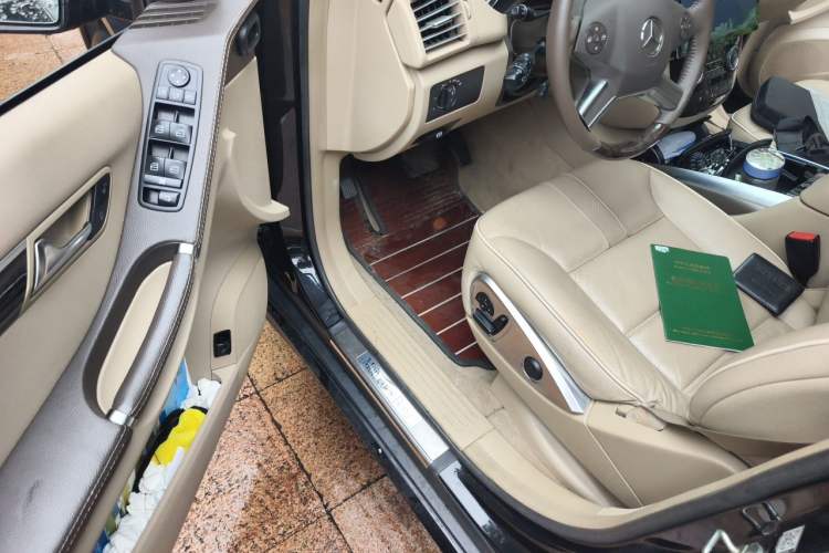 Used Mercedes-Benz R-Class 2014 R 400 4MATIC Luxury Model Driver Seat