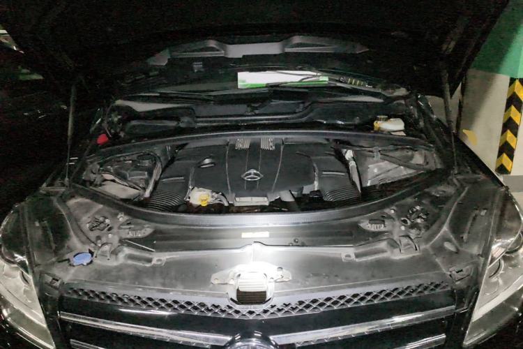 Used Mercedes-Benz R-Class 2014 R 400 4MATIC Business Model Engine Bay