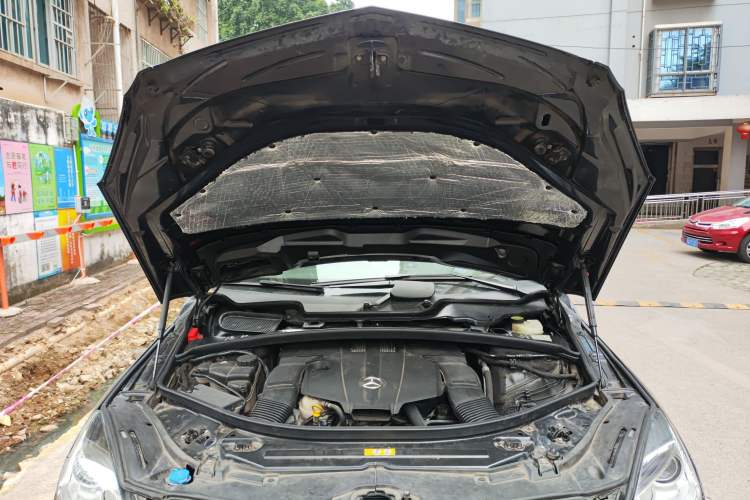 Used Mercedes-Benz R-Class 2014 R 320 4MATIC Business Model Engine Bay