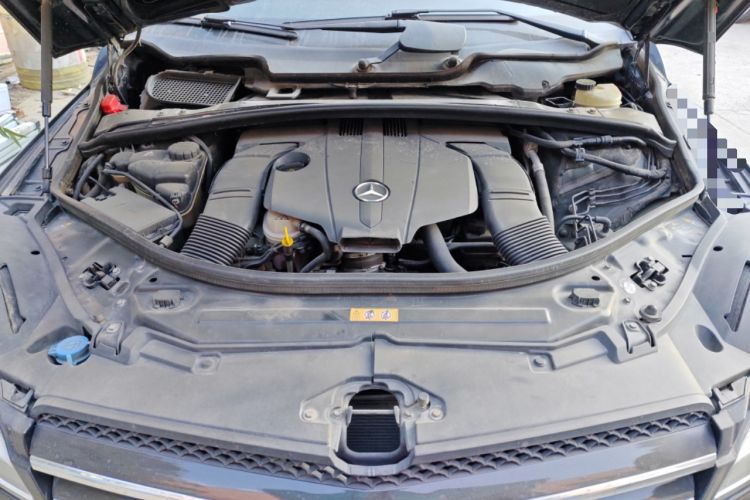 Used Mercedes-Benz R-Class 2014 R 320 4MATIC Luxury Model Engine Bay