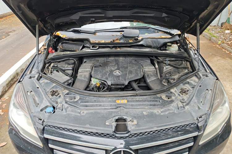 Used Mercedes-Benz R-Class 2014 R 320 4MATIC Luxury Model Engine Bay