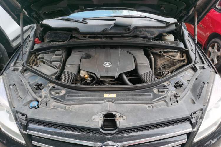 Used Mercedes-Benz R-Class 2014 R 320 4MATIC Business Model Engine Bay