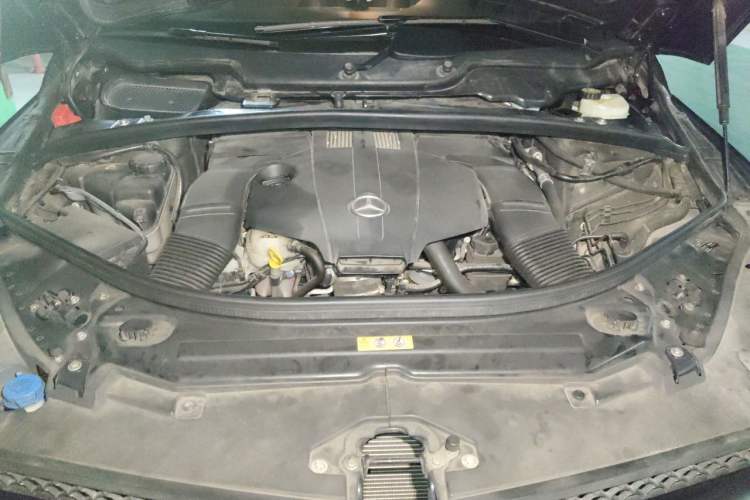 Used Mercedes-Benz R-Class 2014 R 320 4MATIC Business Model Engine Bay