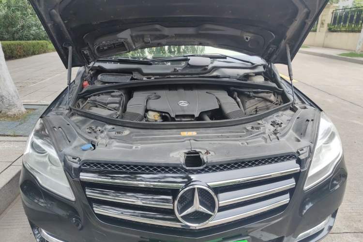 Used Mercedes-Benz R-Class 2014 R 400 4MATIC Luxury Model Engine Bay