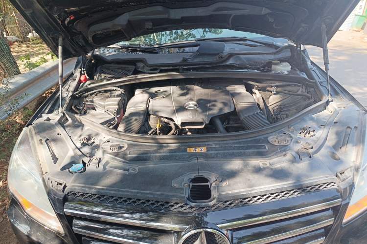 Used Mercedes-Benz R-Class 2014 R 320 4MATIC Luxury Model Engine Bay