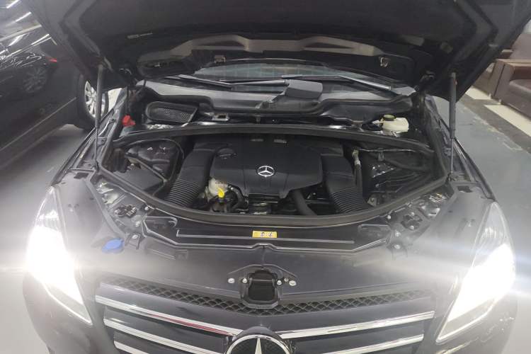 Used Mercedes-Benz R-Class 2014 R 320 4MATIC Business Model Engine Bay