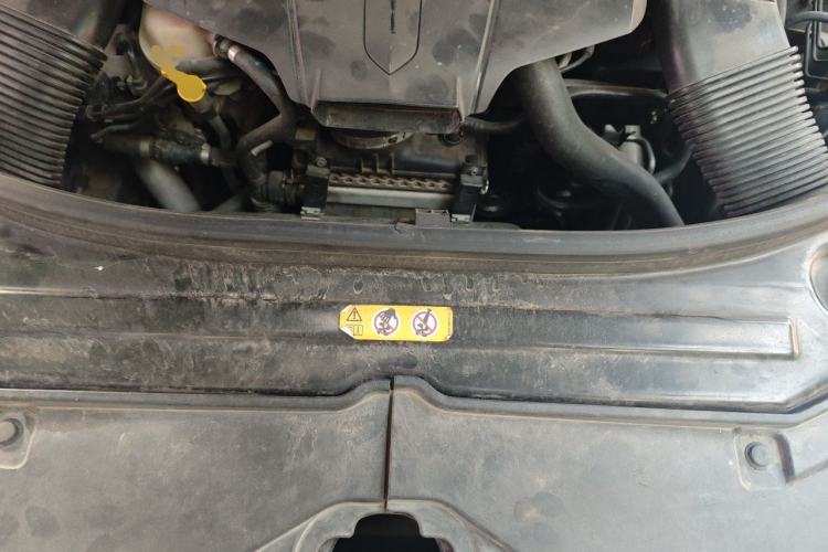 Used Mercedes-Benz R-Class 2014 R 320 4MATIC Luxury Model Engine Bay