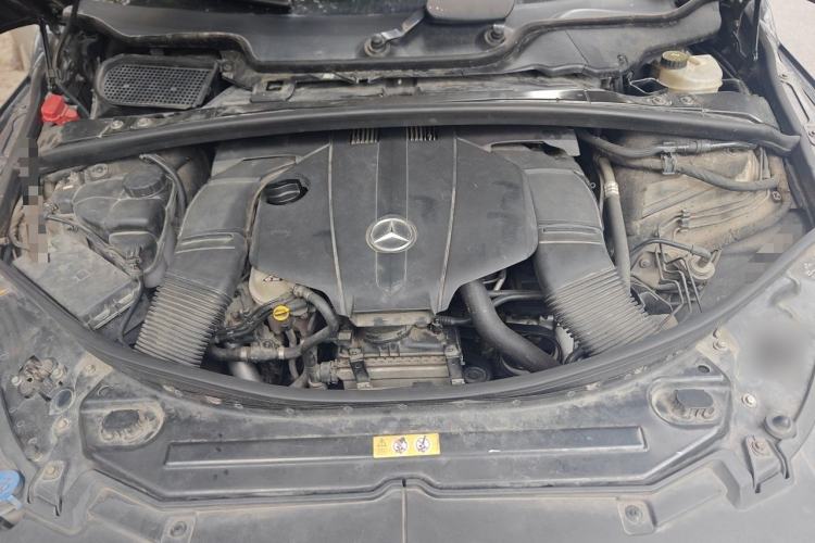 Used Mercedes-Benz R-Class 2014 R 400 4MATIC Luxury Model Engine Bay