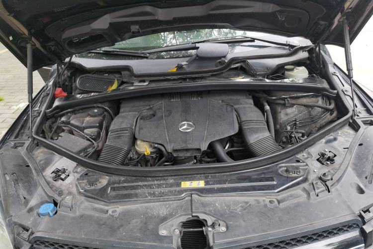 Used Mercedes-Benz R-Class 2014 R 320 4MATIC Luxury Model Engine Bay