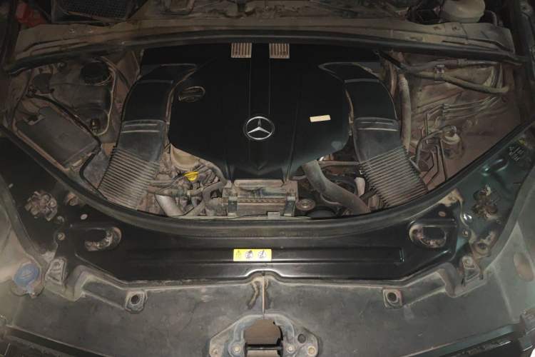 Used Mercedes-Benz R-Class 2014 R 400 4MATIC Business Model Engine Bay