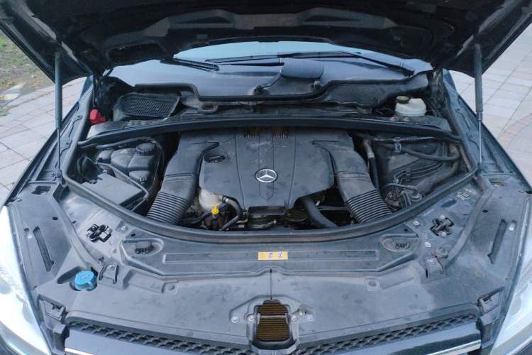 Used Mercedes-Benz R-Class 2014 R 320 4MATIC Business Model Engine Bay