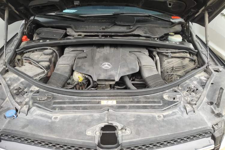 Used Mercedes-Benz R-Class 2014 R 320 4MATIC Business Model Engine Bay