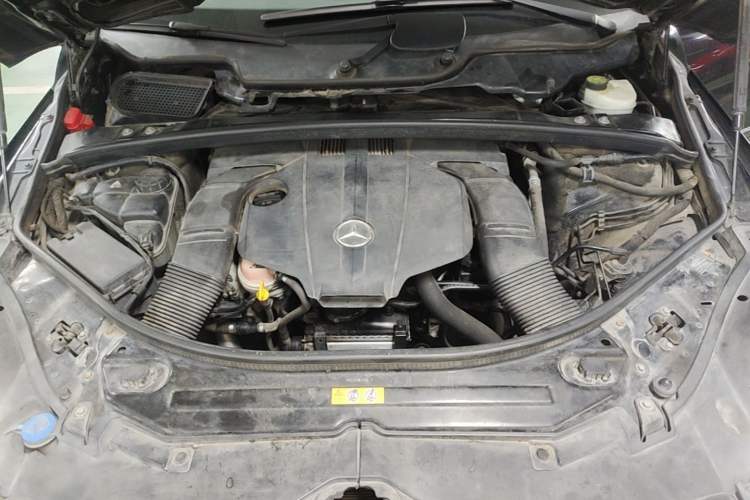 Used Mercedes-Benz R-Class 2014 R 320 4MATIC Business Model Engine Bay