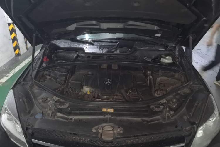 Used Mercedes-Benz R-Class 2014 R 320 4MATIC Luxury Model Engine Bay