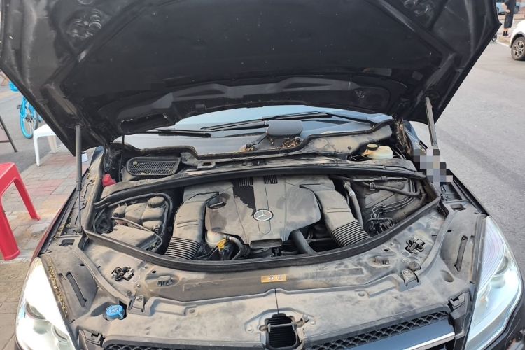 Used Mercedes-Benz R-Class 2014 R 320 4MATIC Luxury Model Engine Bay