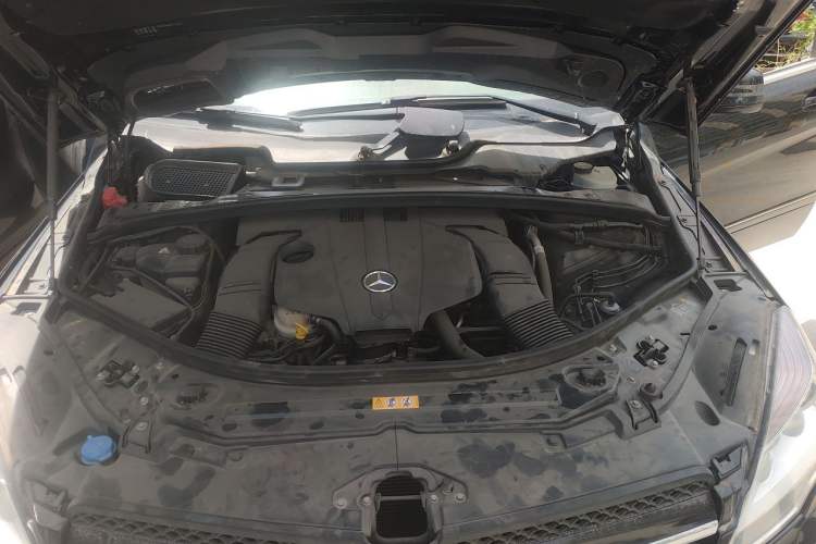 Used Mercedes-Benz R-Class 2014 R 320 4MATIC Luxury Model Engine Bay