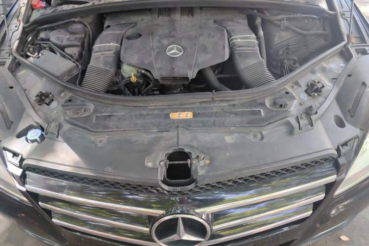 Used Mercedes-Benz R-Class 2014 R 320 4MATIC Luxury Model Engine Bay